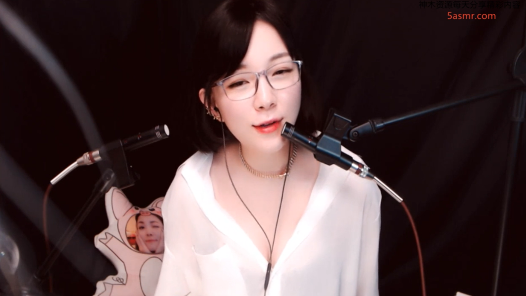 虎牙肉艾松ASMR 用羽毛棒清理大夫的疲惫-lcoser
