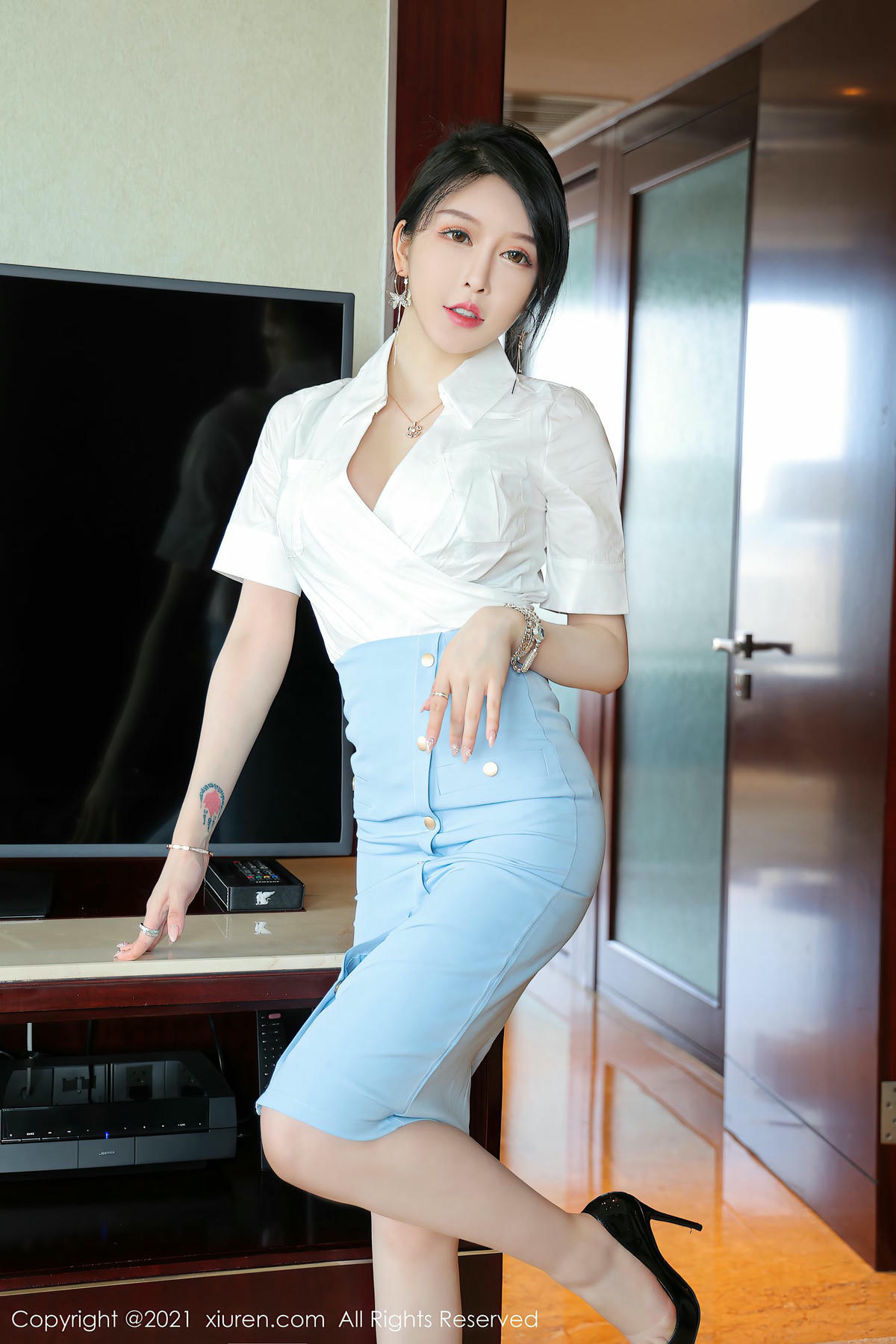 [XiuRen秀人网] No.3812 玉兔miki-lcoser