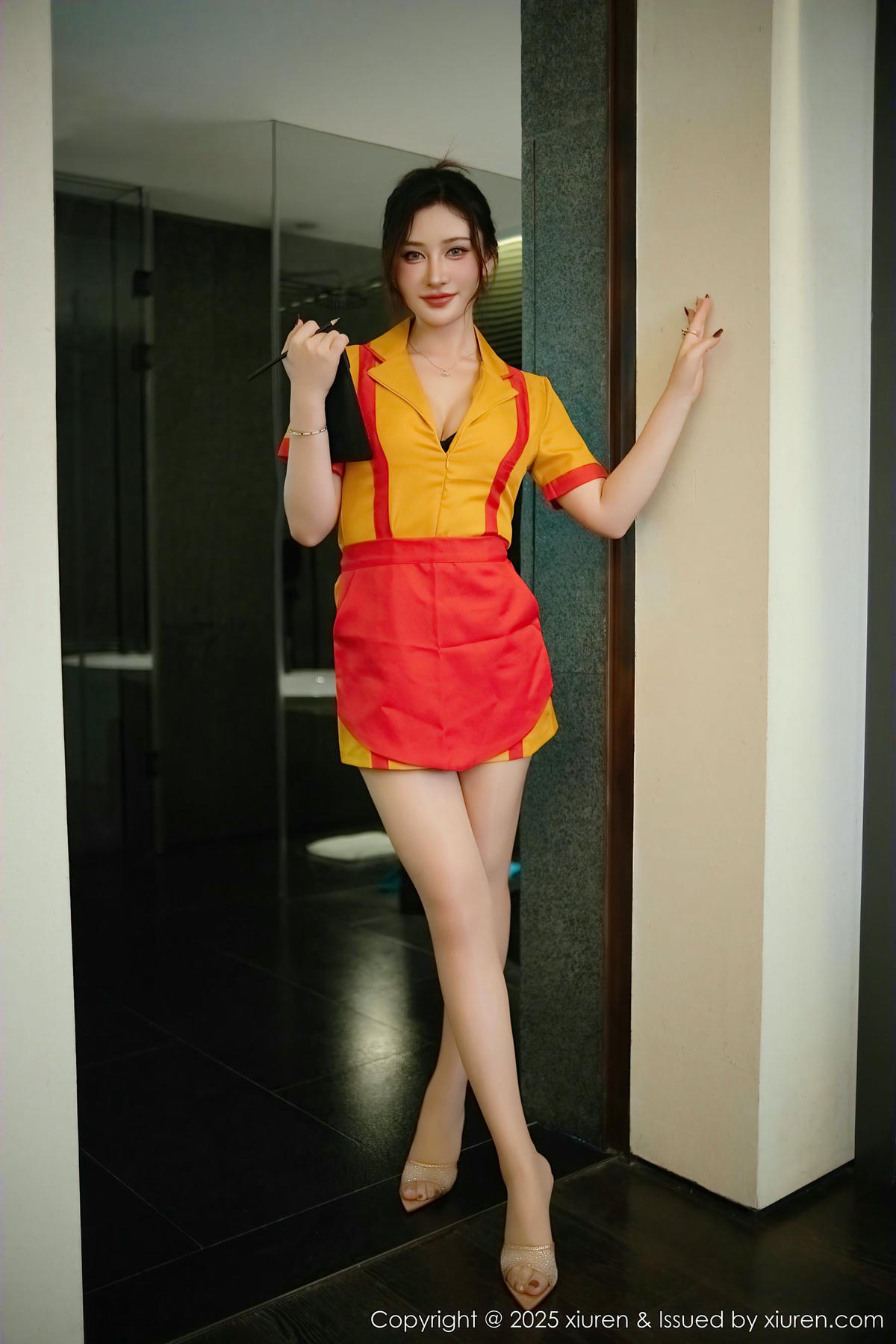 [XiuRen秀人网] No.9695 蕾蕾醒了没 丰腴美臀